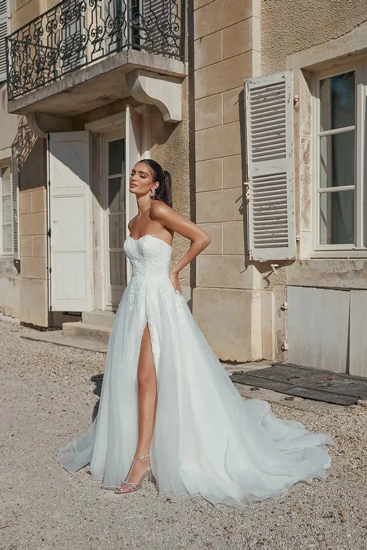 Model wearing Justin Alexander Sincerity wedding dress