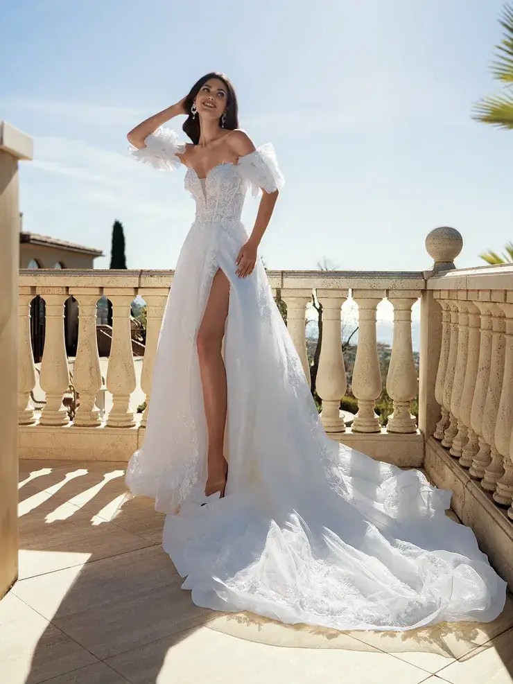 Modelo en vestido de Moonlight Bridal